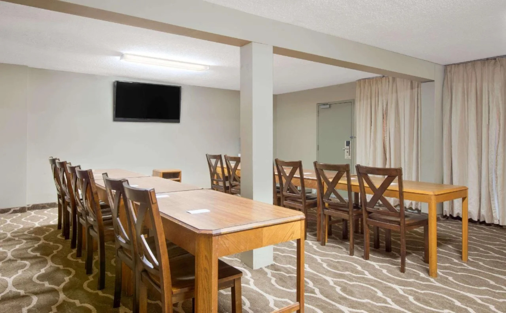 Howard Johnson Inn Cleveland Airport