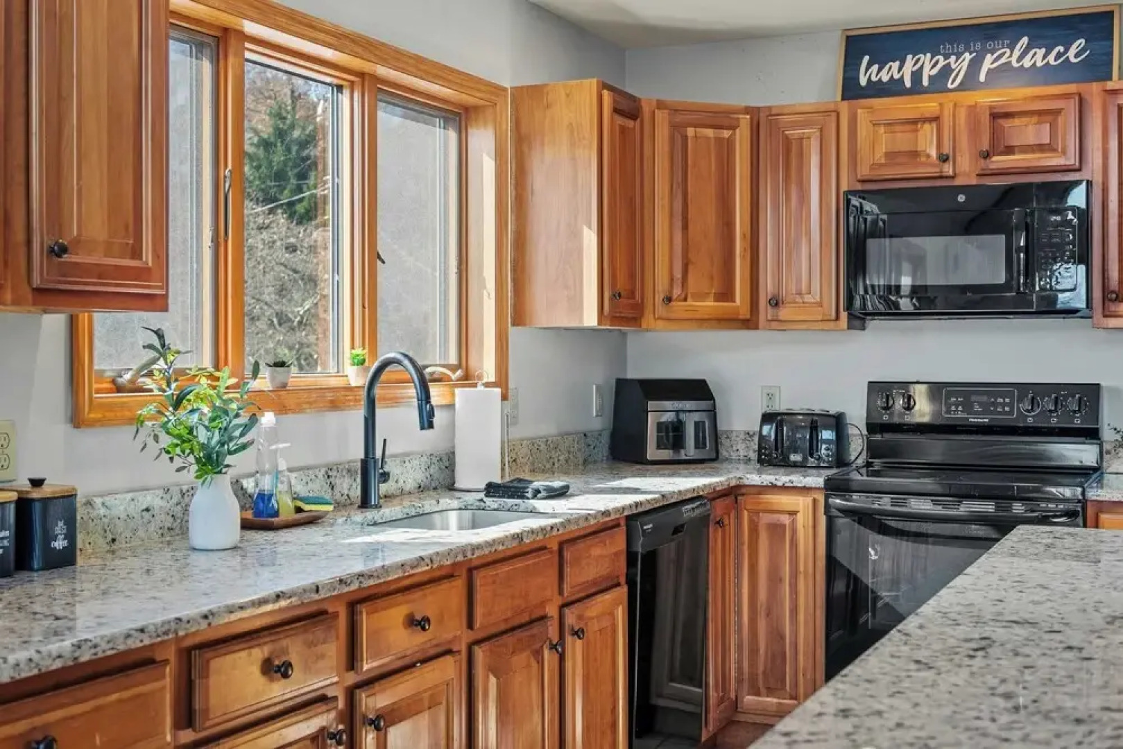 Lake View Chalet by Avantstay Lake Access + Deck