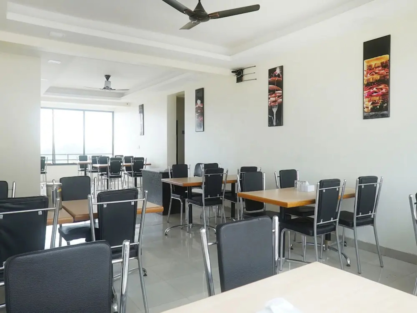 OYO 11551 Hotel Pioneer 2