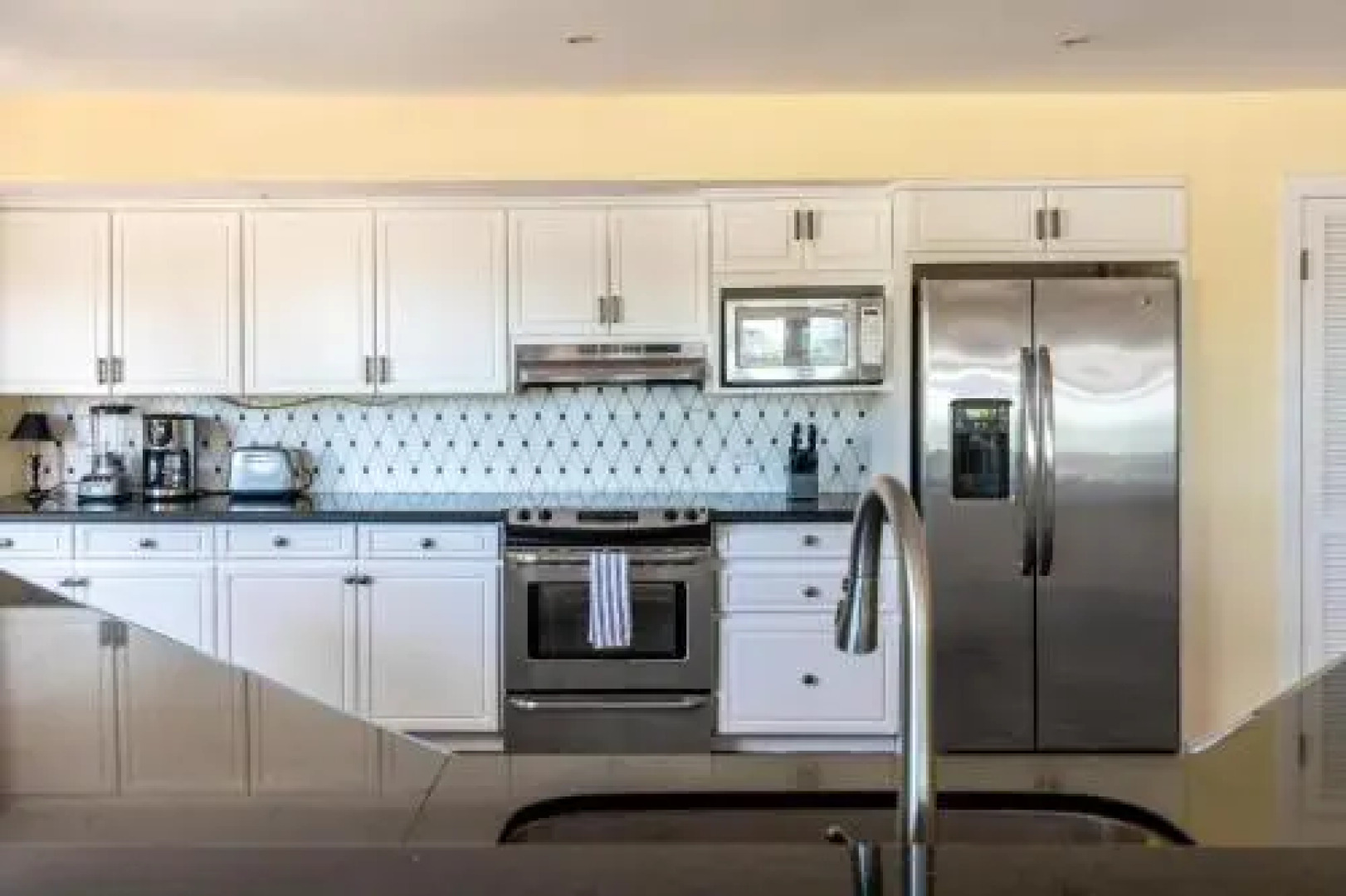 Luxury 4-bedroom home a short walk from the beach