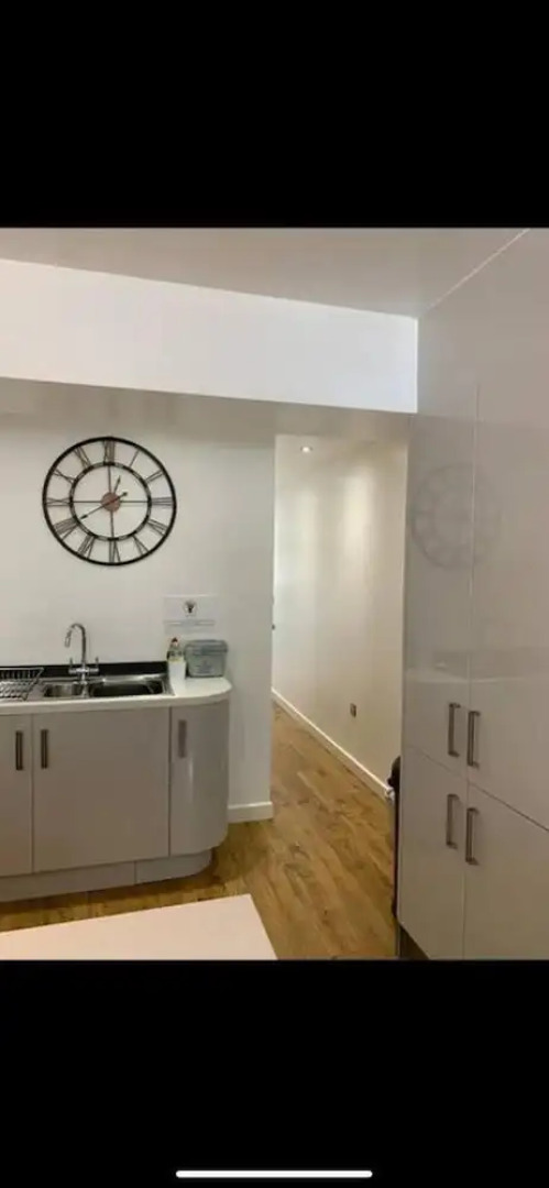 Immaculate 2-bed Apartment in Leigh