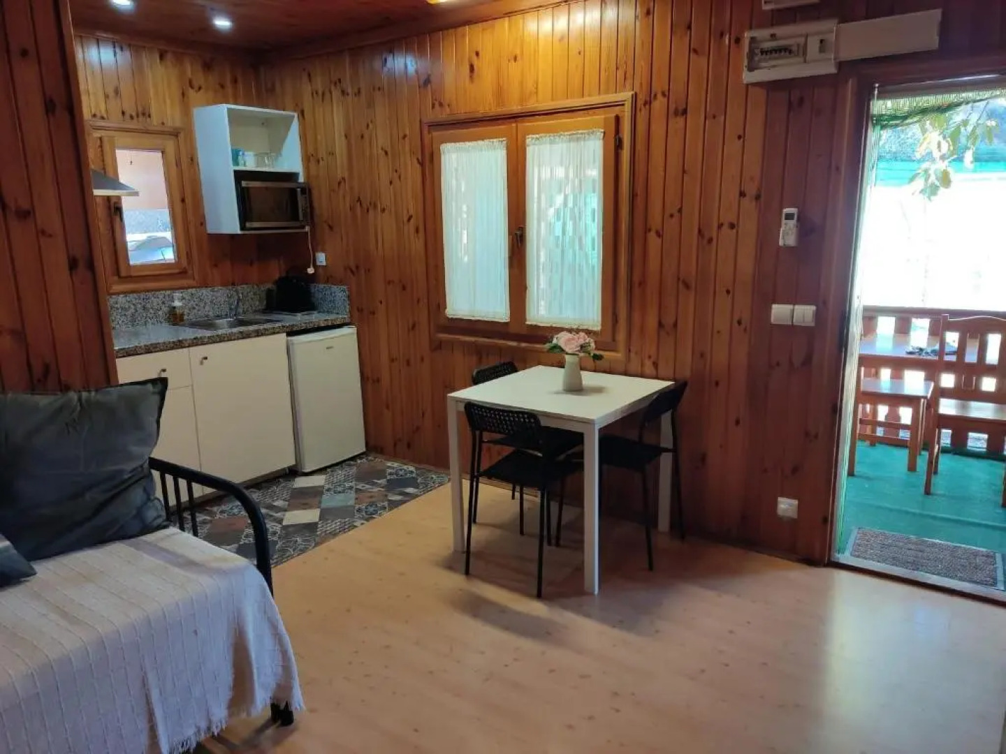 Bungalow con piscina en camping privado cerca de la playa de Torre del Mar Ideal familias