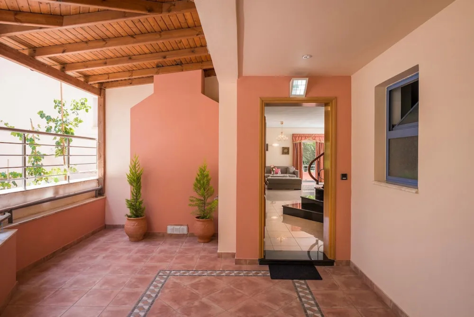 Steps to the Beach Spacious Home-Parking