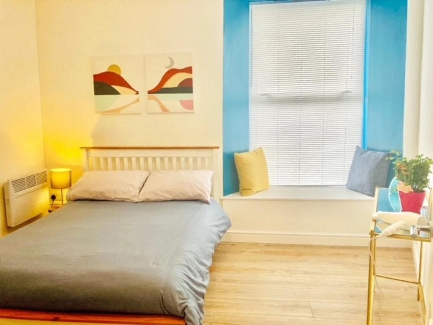 Stunning Renovated & Spacious 2 BR - 100m to Beach