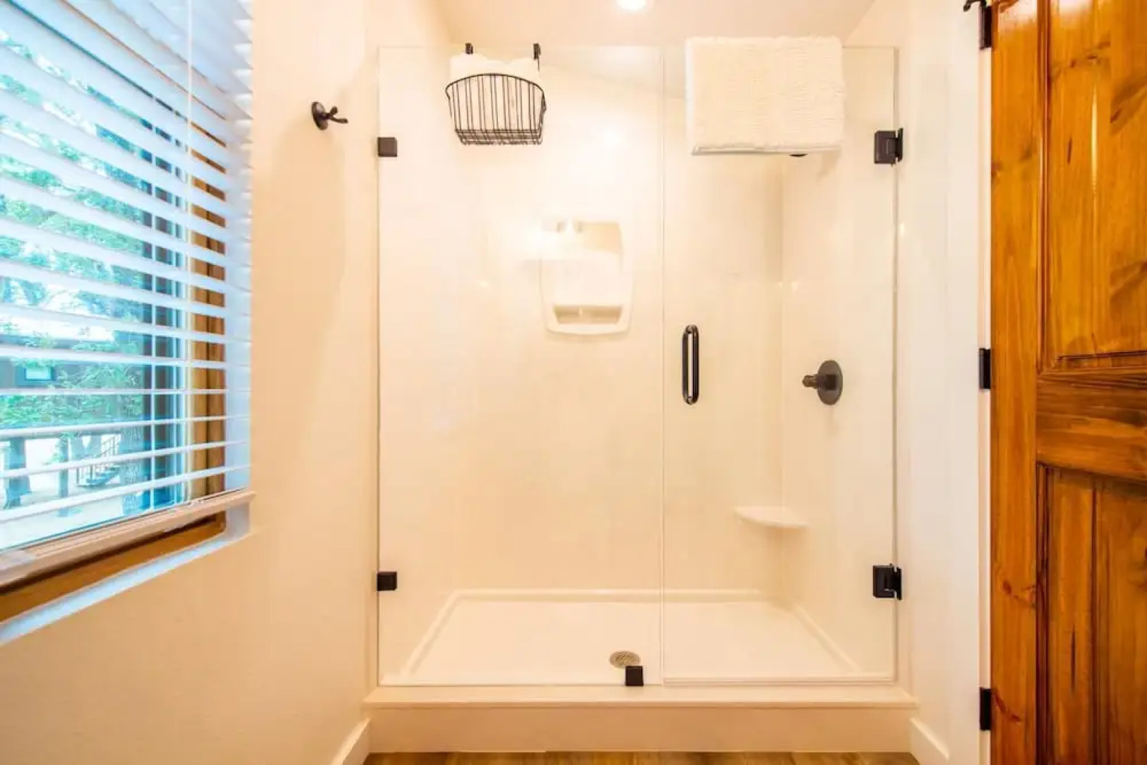 The Nuthatch Cabin 15 MIN to Magnolia Baylor