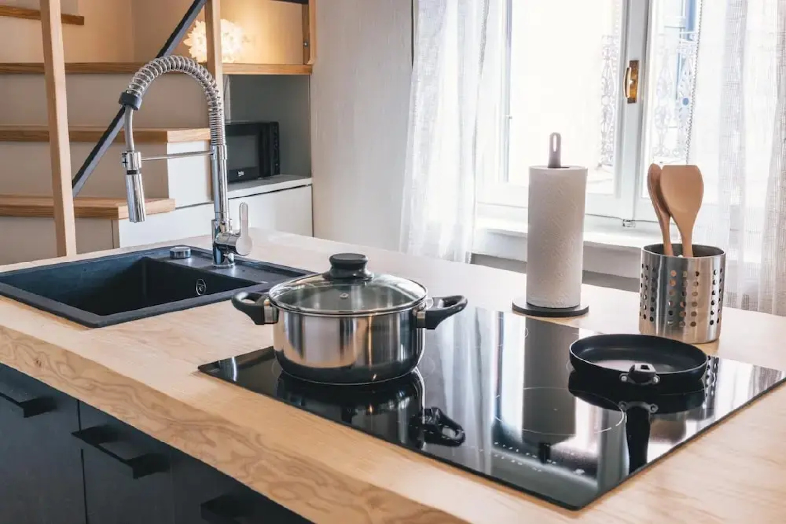 Elide B Tastefully Furnished Apartment Lakefront