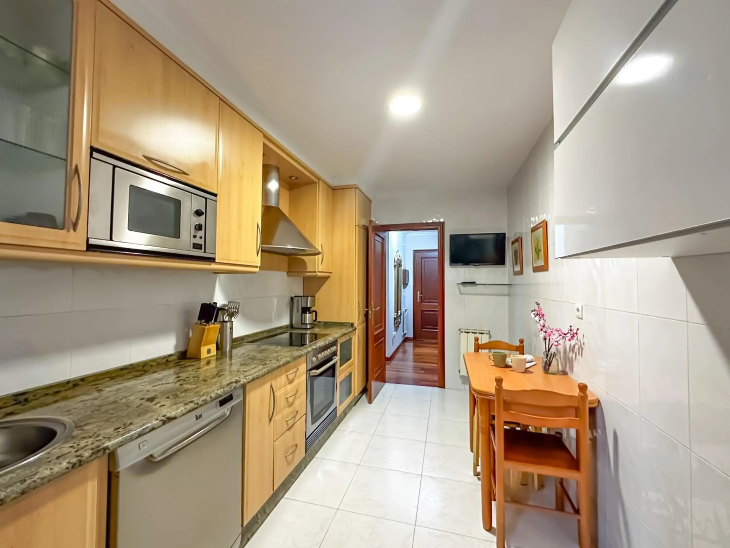 Apartamento completo, amplio, muy iluminado y con plaza de garaje incluida.