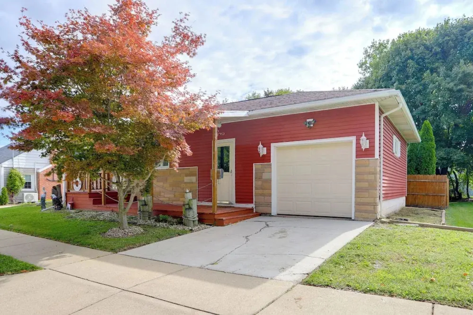 Steps to Lake Erie! Cedar Point Home Base w/ Deck