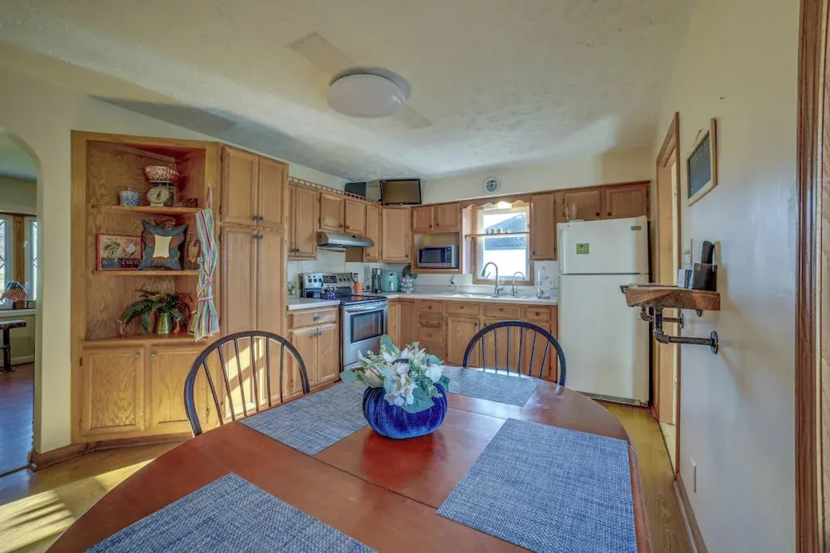 Quaint Youngstown Home ~ 2 Mi to Boardman Park!