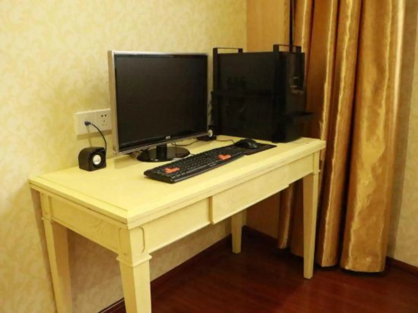 Harbor Holiday Hotel (Maoming High speed Railway Station Wenming Middle Road Branch)