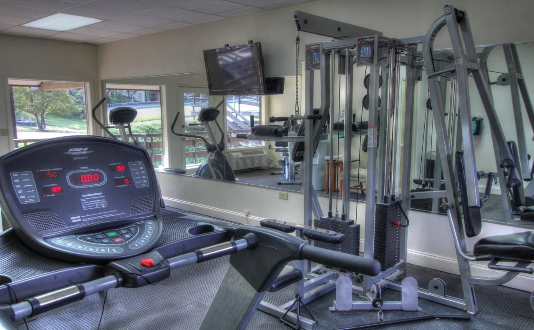 Crossroads Inn & Suites