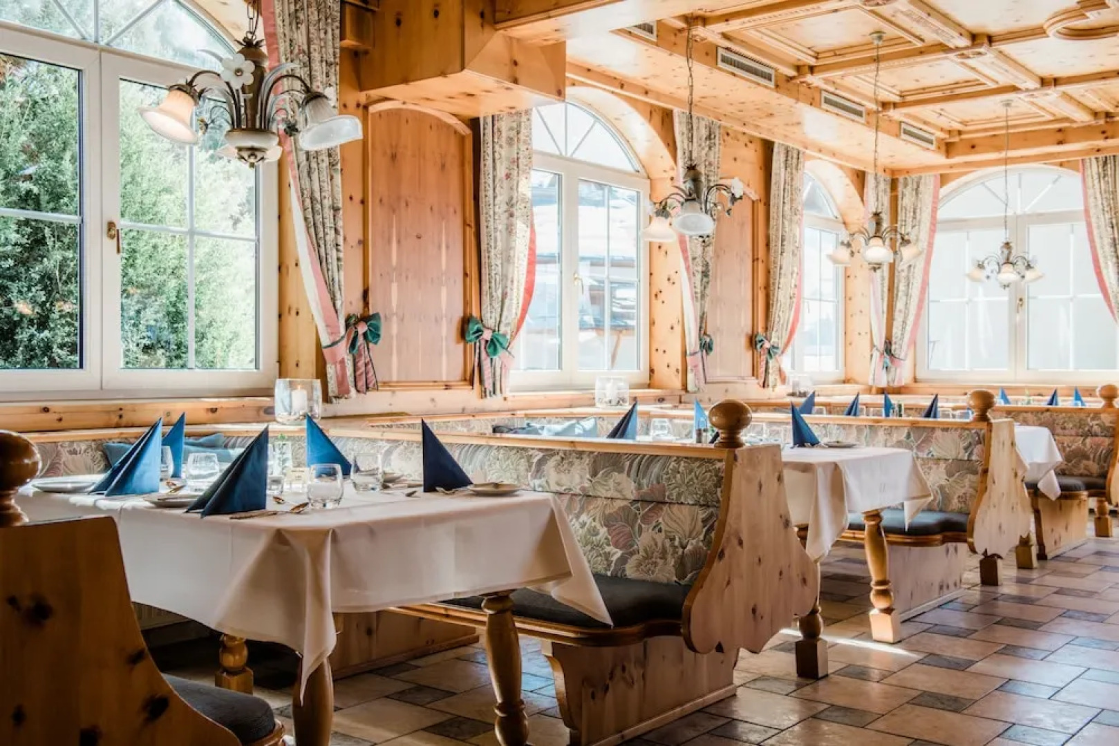 Hotel Rothirsch by Skinetworks