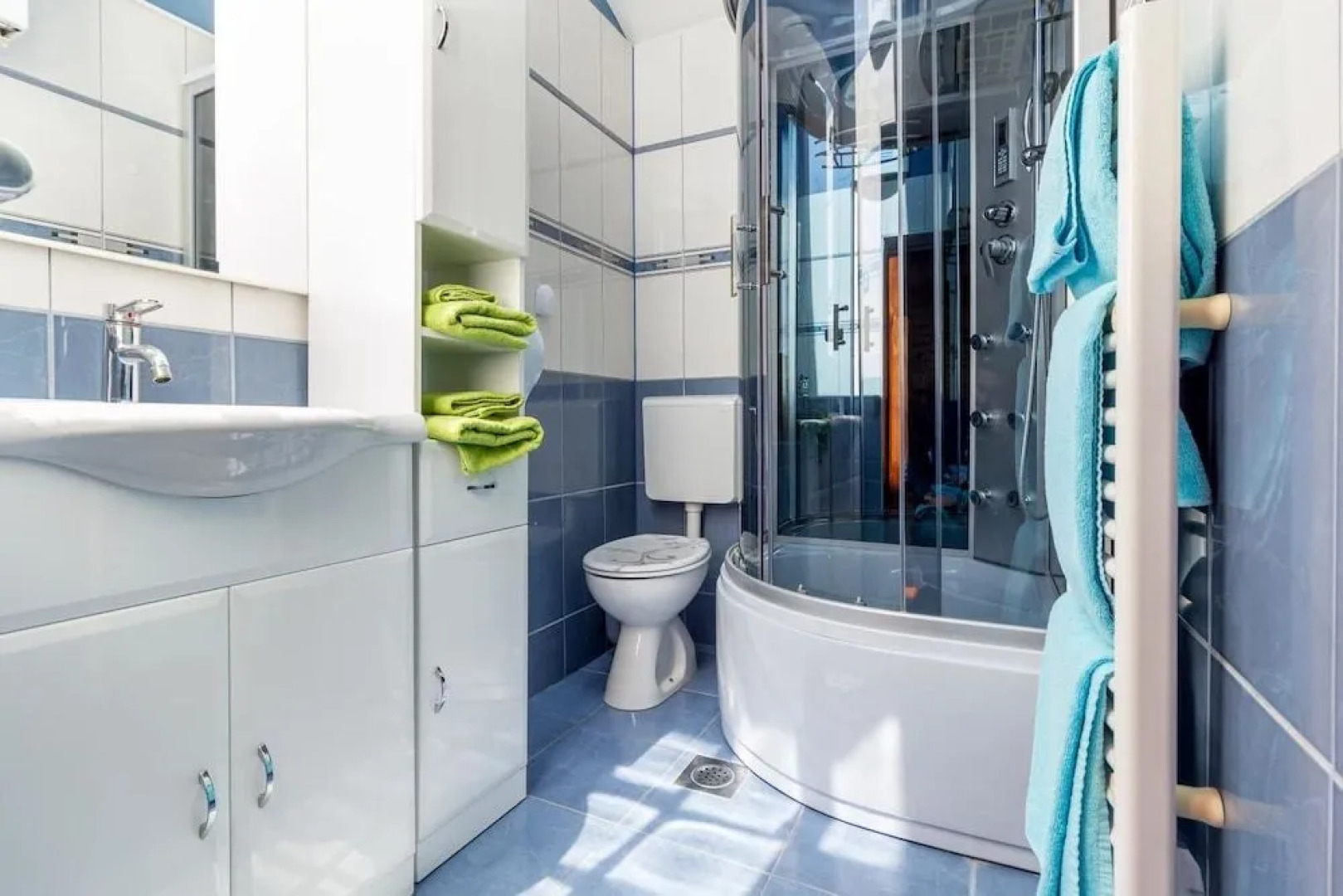 Top Center Rooms & Studio