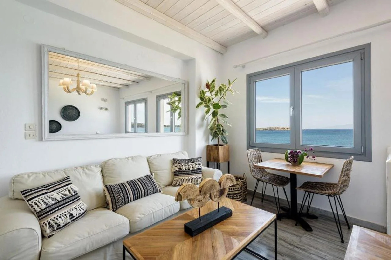 Blue Waves Suites & Apartments To Kyma