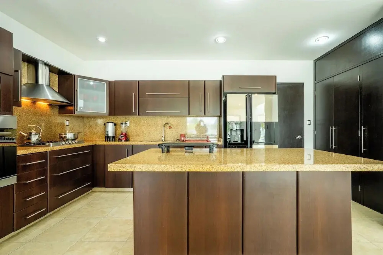 Spacious 5 Bedroom Oasis with Pool & BBQ