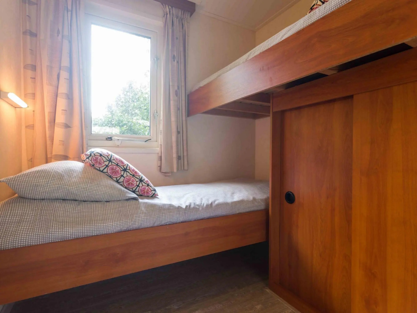 Nice chalet with a sauna and spa, in a holiday park near De Veluwe