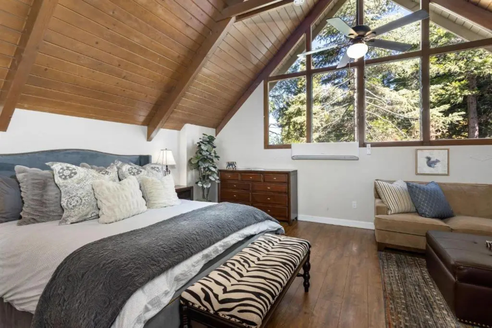 Snowflower Cabin Modern Luxe, 2 Level, 1500 sqft, AC, View, Dogs, Walk to Village