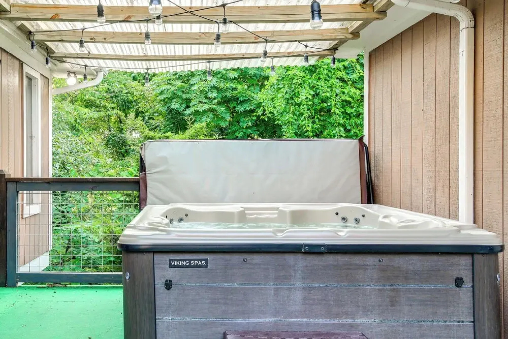 Hot Tub & Mini Golf: Mtn-view Haven in Kodak!