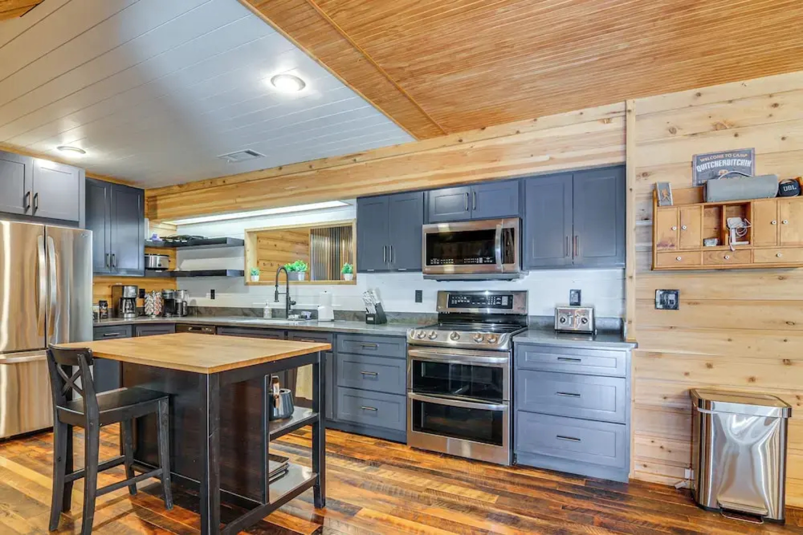 Inviting Utah Cabin w/ Spacious Deck + Fireplace!