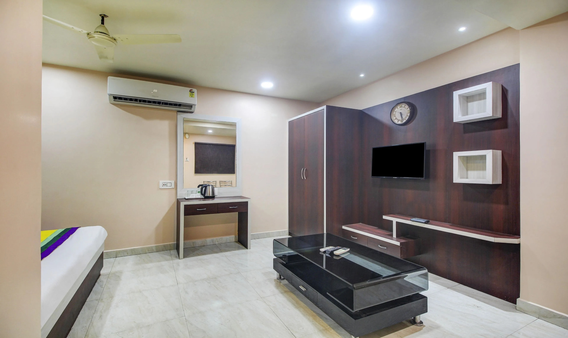 Itsy by Treebo - Golden Fiesta