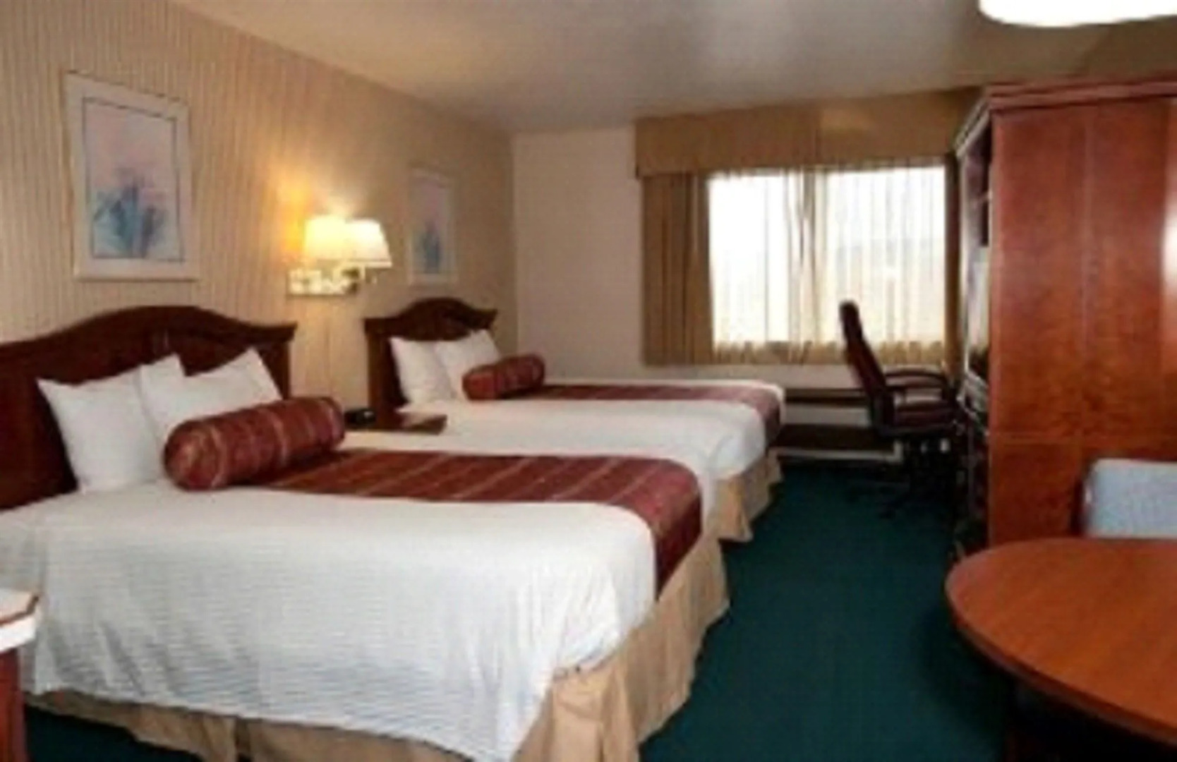 Rogue Regency Inn and Suites