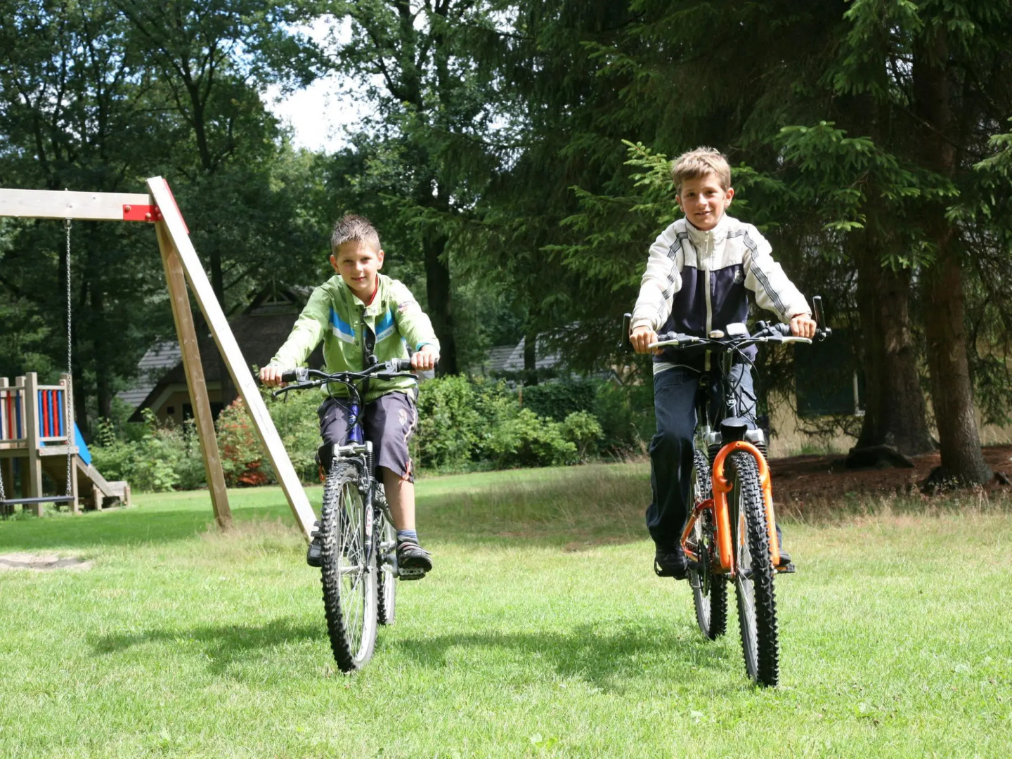 Comfy Holiday Home in Hooghalen with Bubble Bath