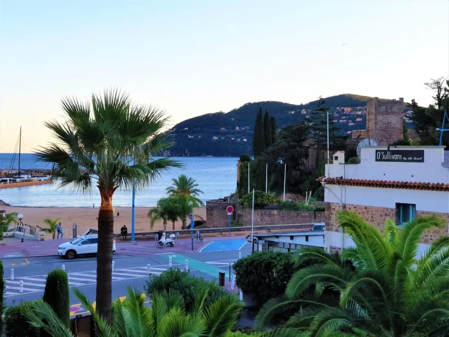 Somptueux deux pieces, entre mer & piscine !