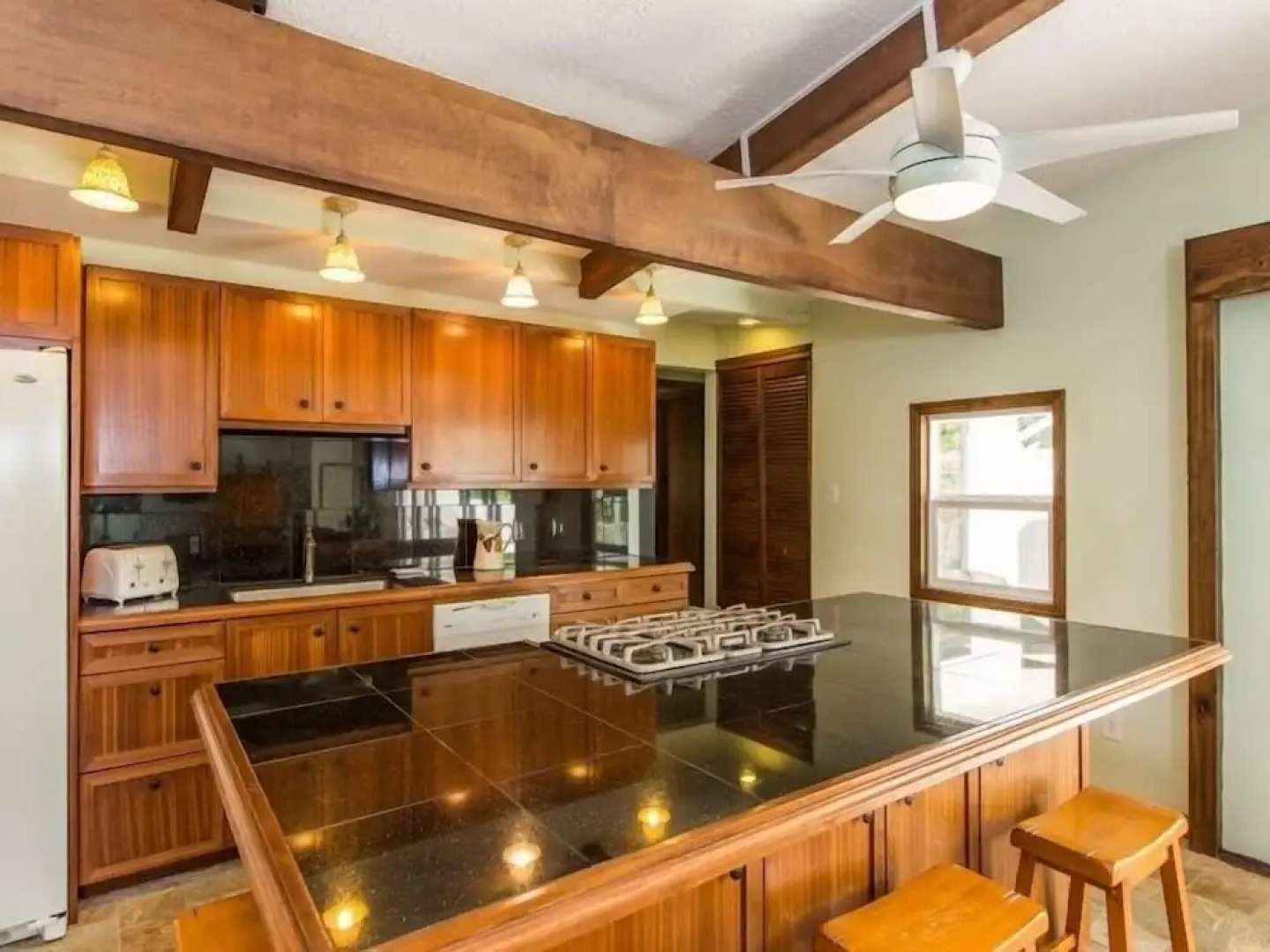 Helen's Beach House 6 Bedroom Home by RedAwning