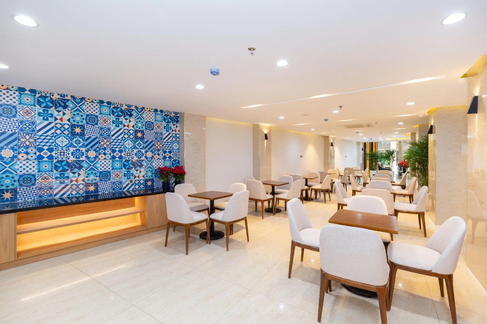 SAZI Resin Hotel - Free Nails/HairWash