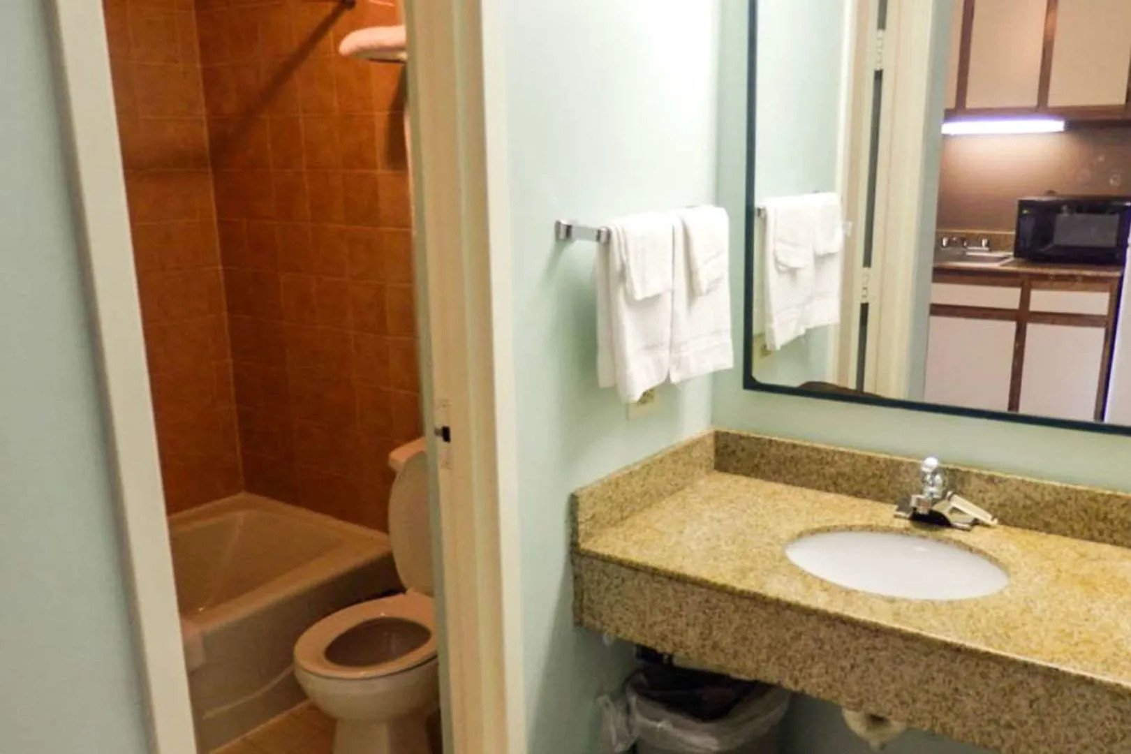 Red Roof PLUS+ & Suites Virginia Beach – Seaside