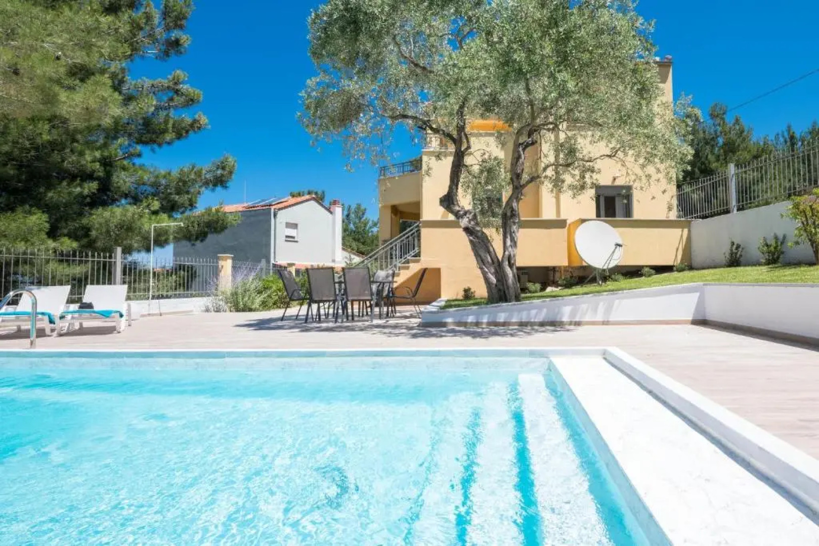 Louloudis Pool Villa