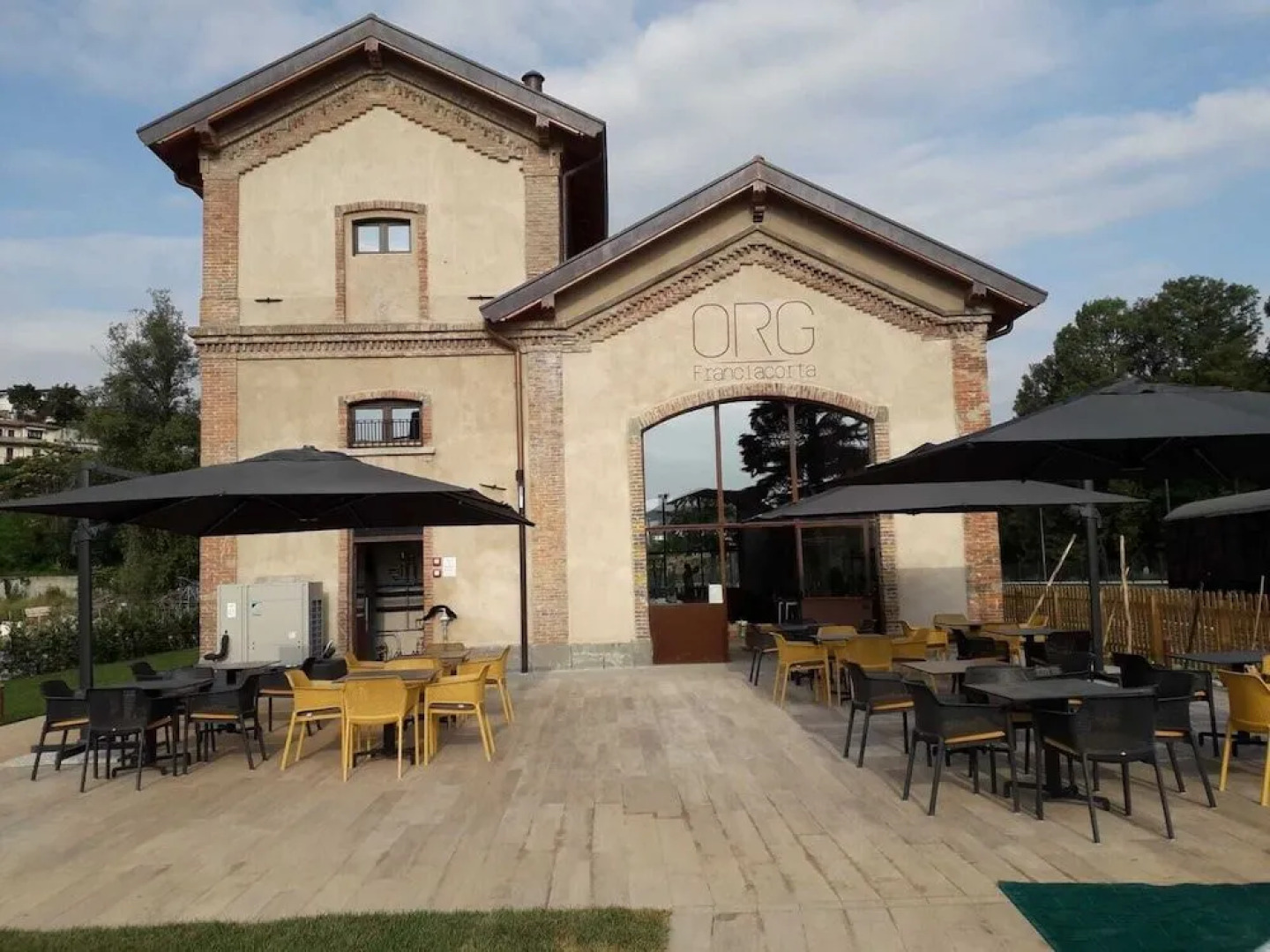 Smart Rooms & Restaurant