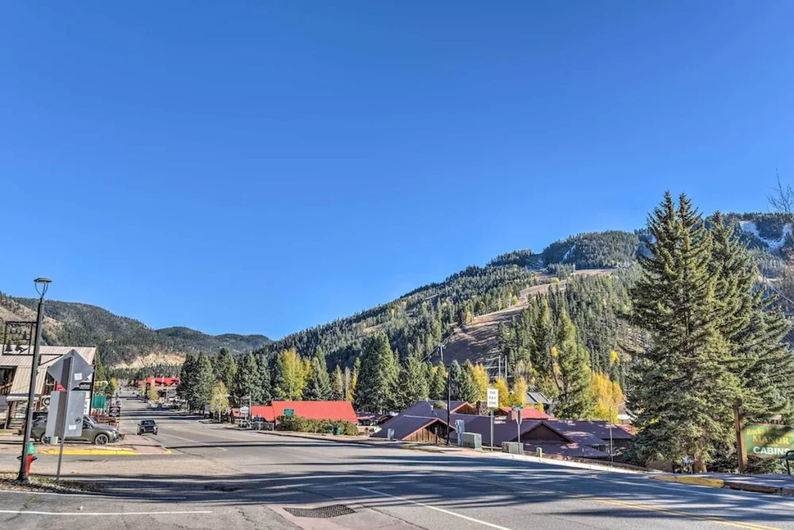 Walk to Ski Slopes! Red River Condo w/ Fireplace