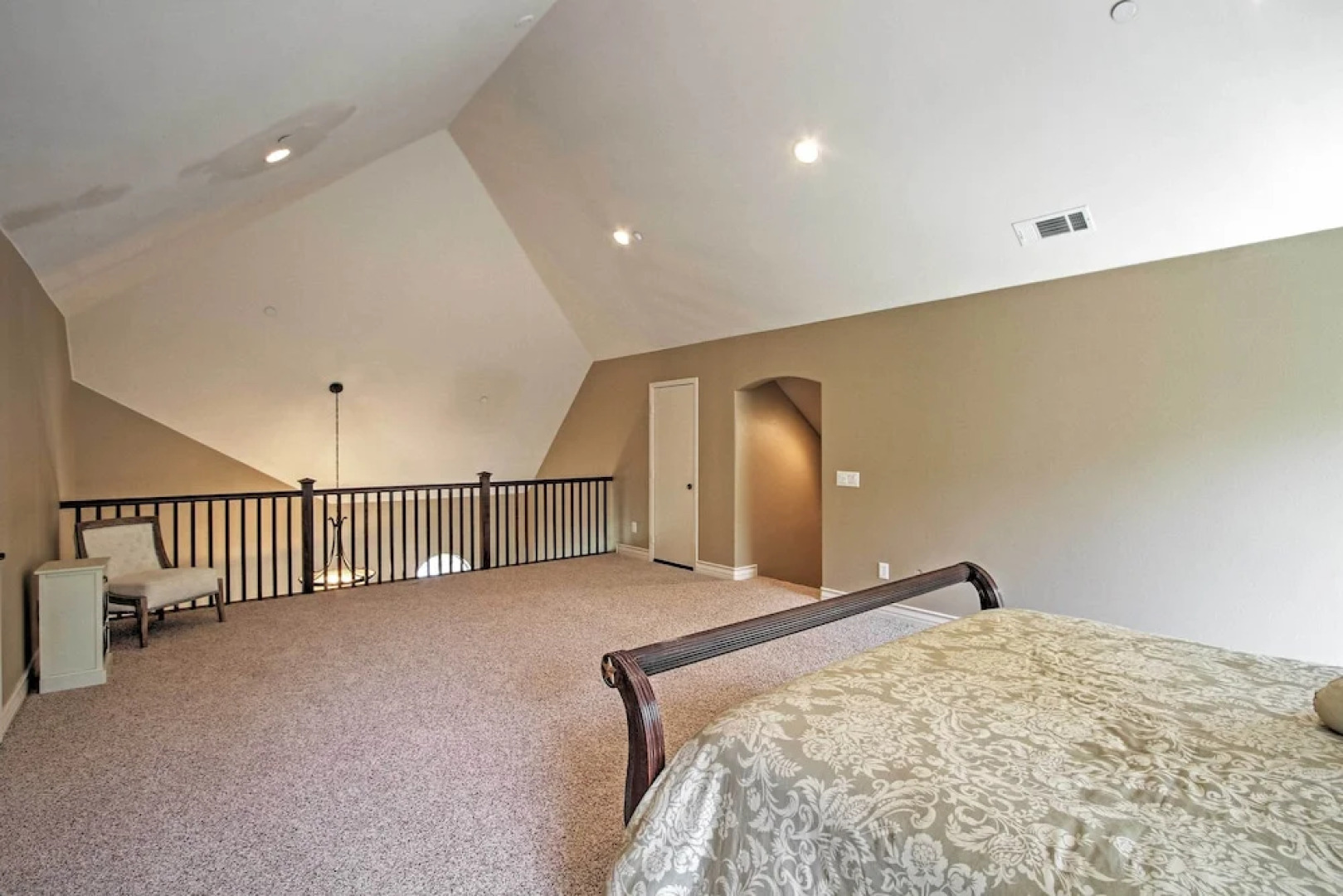 Roomy Home w/ Deck, 5 Mi to Lake Arrowhead Village