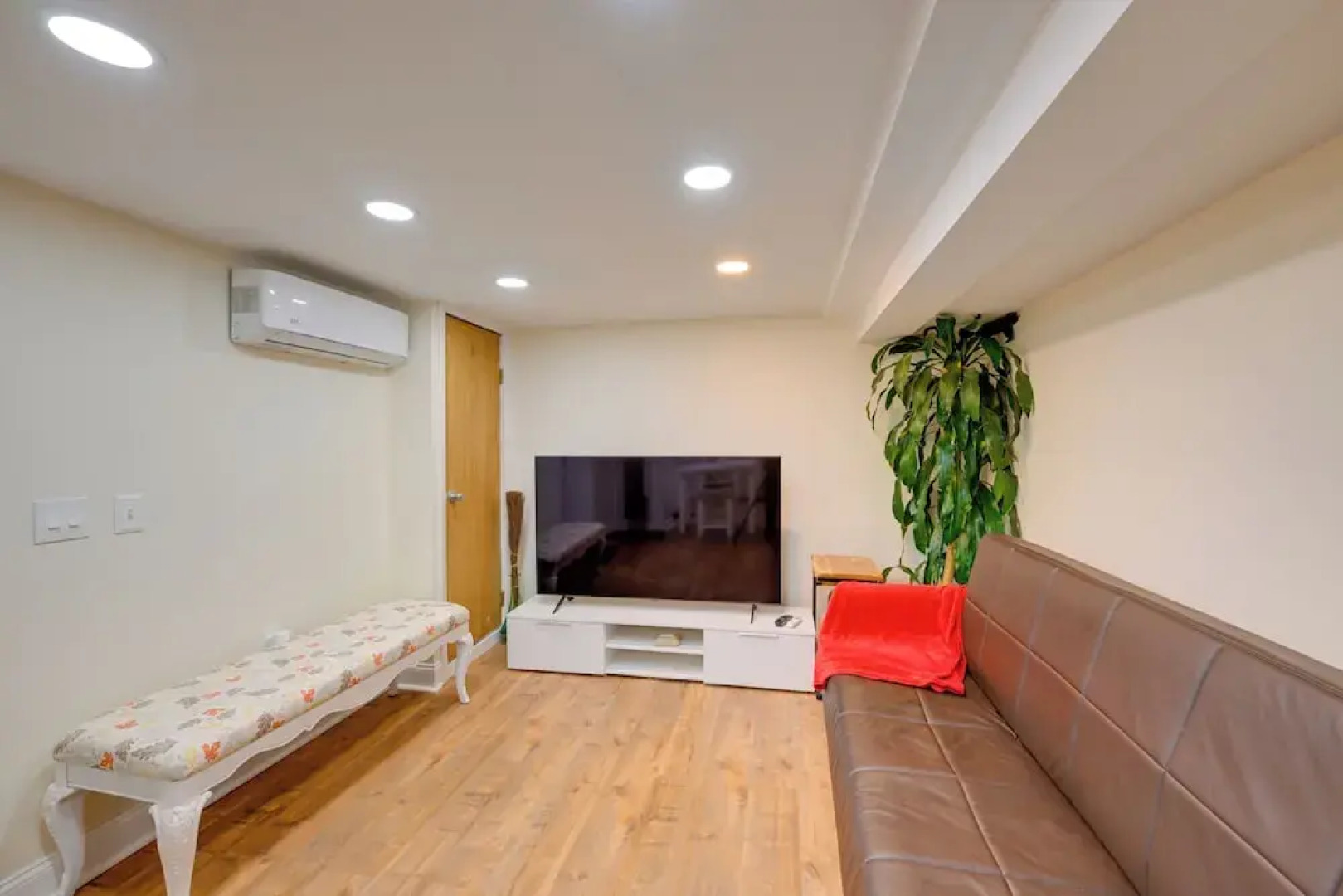 Lovely Elmont Apartment - Walk to Bus Stop!