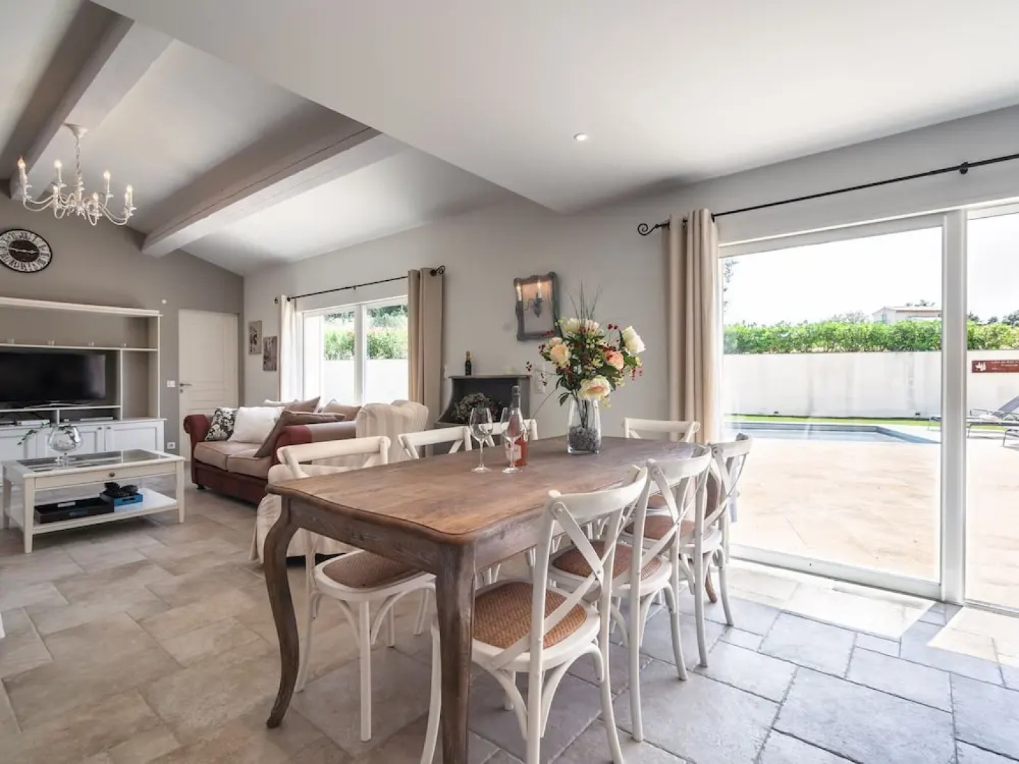 Aircon Villa With 4 Suites, Swimming Pool, Walking Distance to the Center, 20 km From the Beach