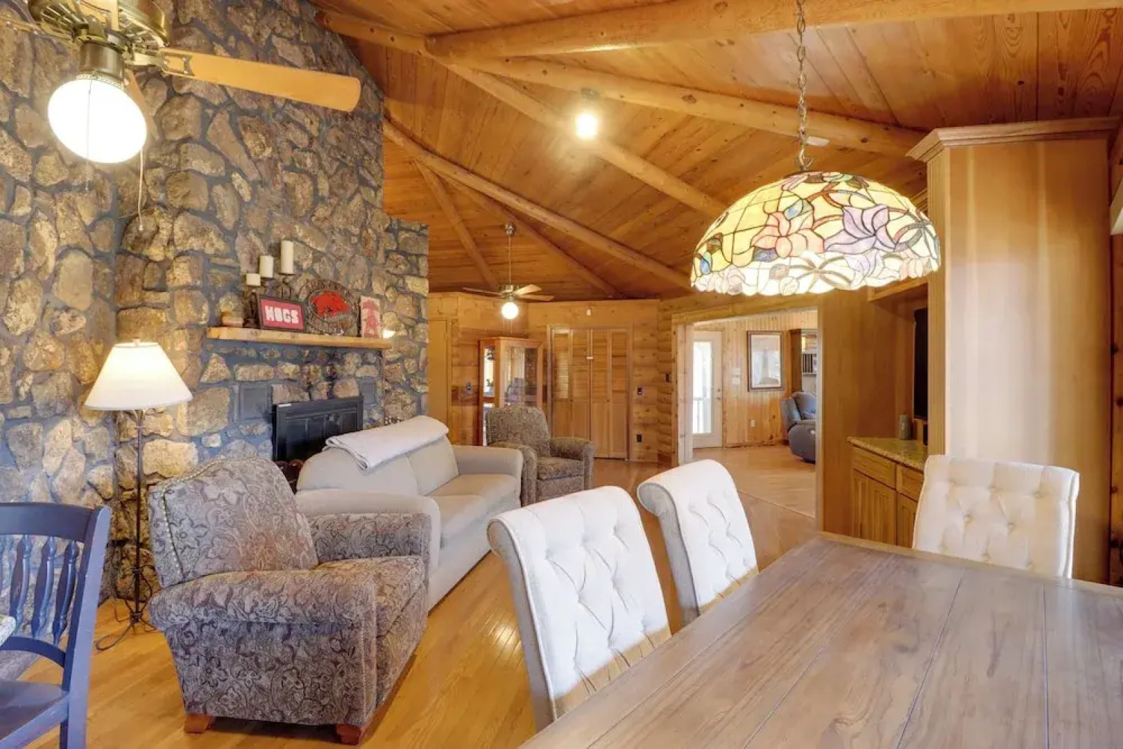 Family-friendly Riverfront Manor on the Little Red