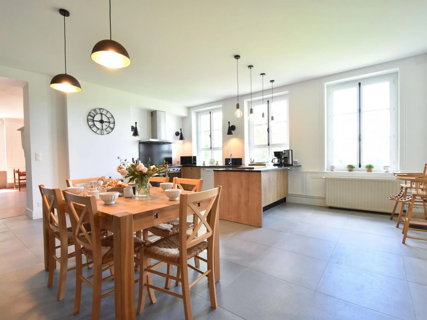 Castle and its outbuildings with terrace in Asnières
