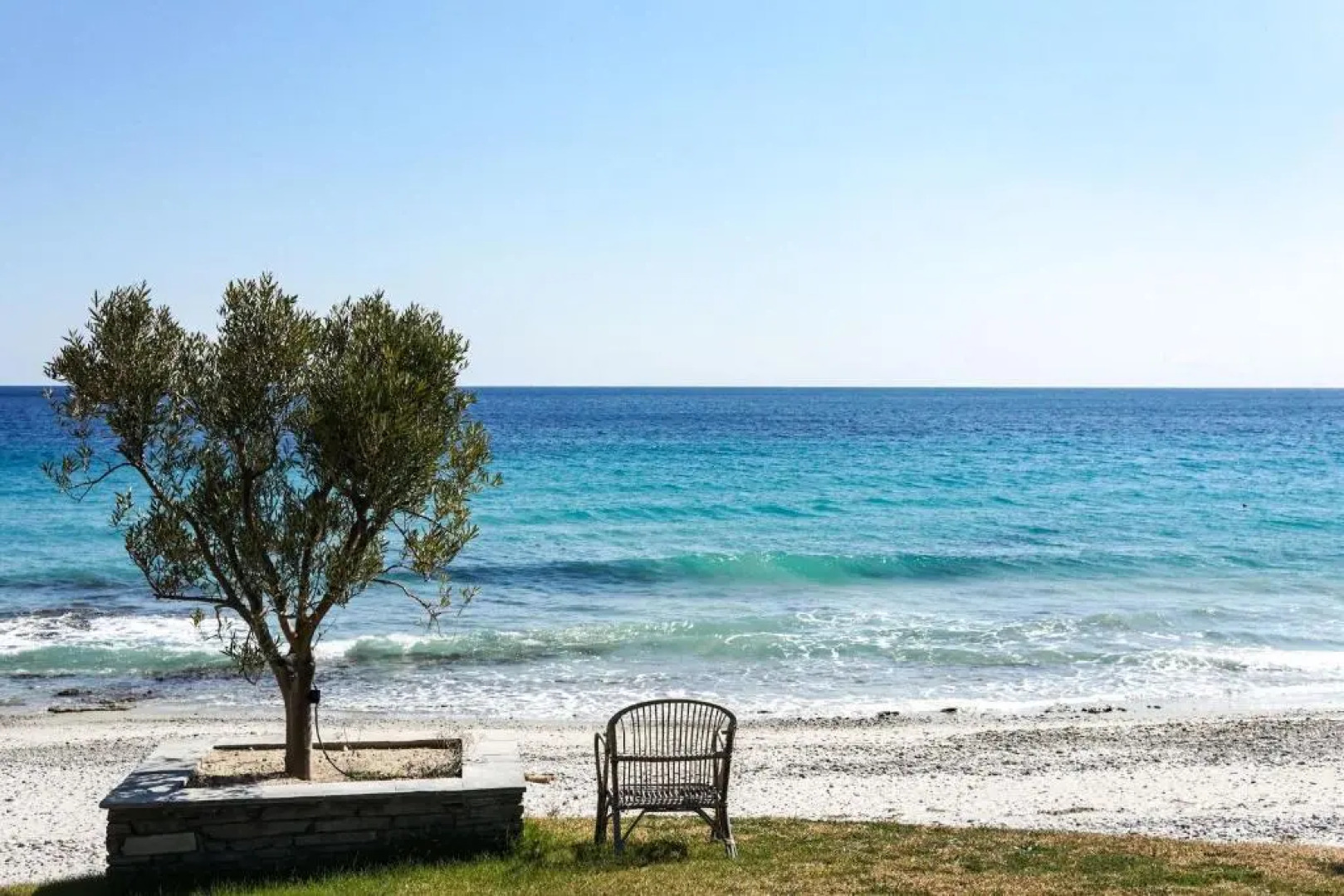 Sunny Bay, beachfront 1-bdrm apartment