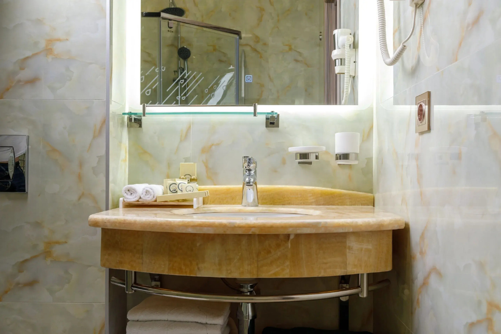 Mini-Hotel Biography