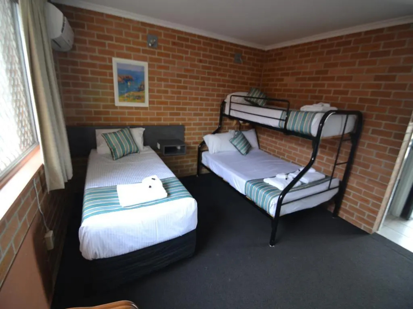 The Oaks Hotel Motel