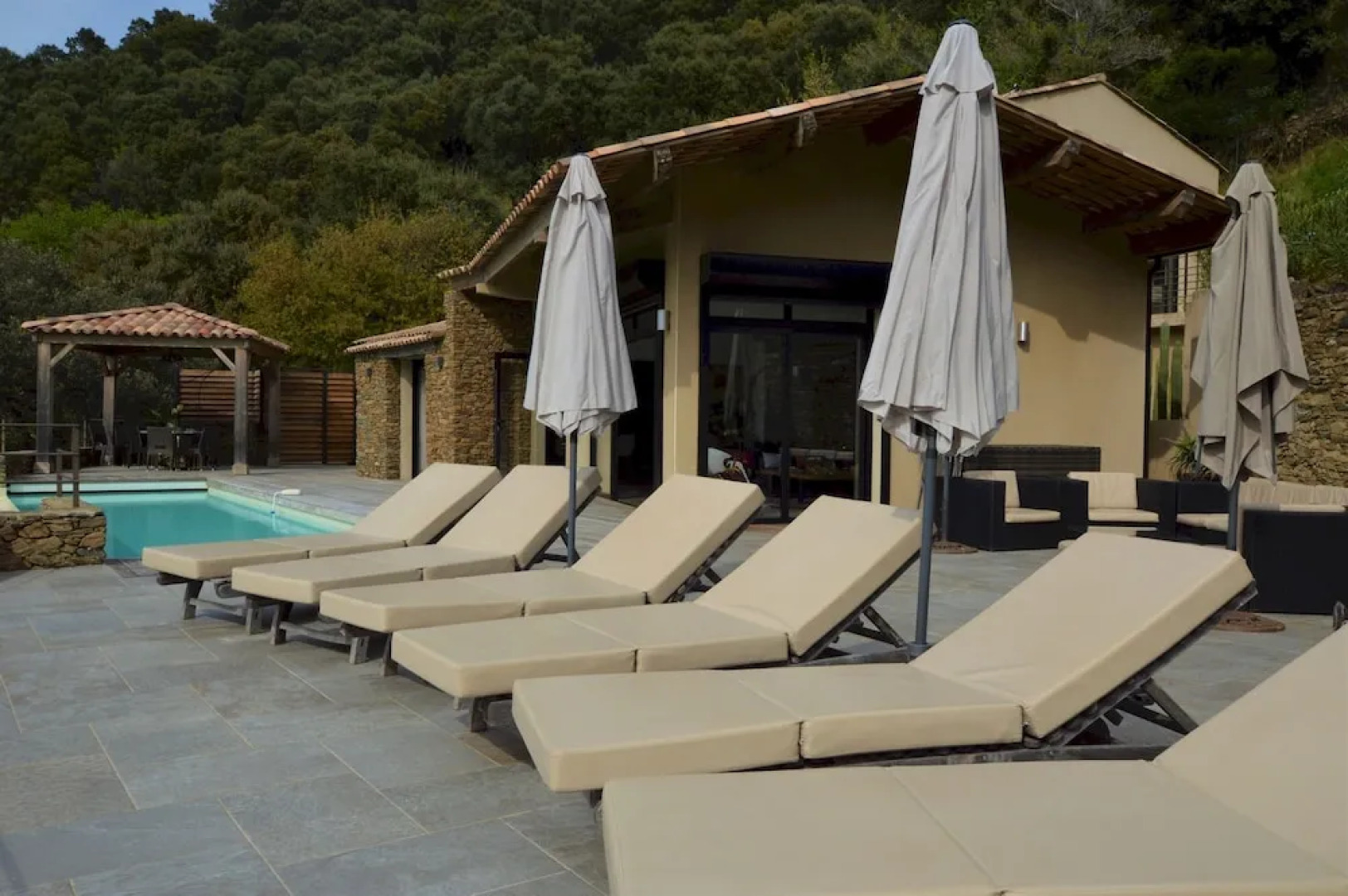 Villa piscine à débordement panorama