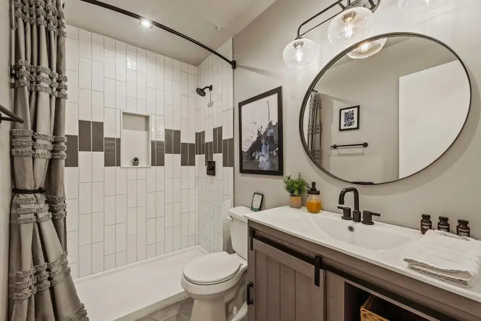 Inn the Poconos by Avantstay Private Lake Access Enclosed Hot Tub