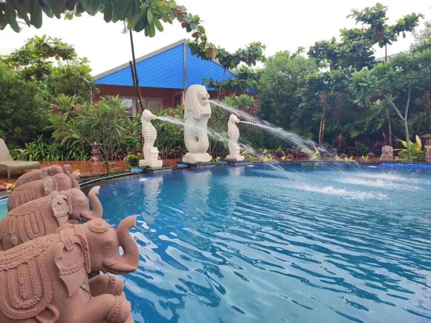 Mayfair On Sea, Morjim Beach