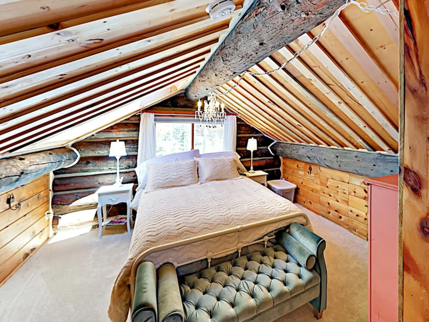 Secluded Mountain-view Log , Near Snow Trails 2 Bedroom Home