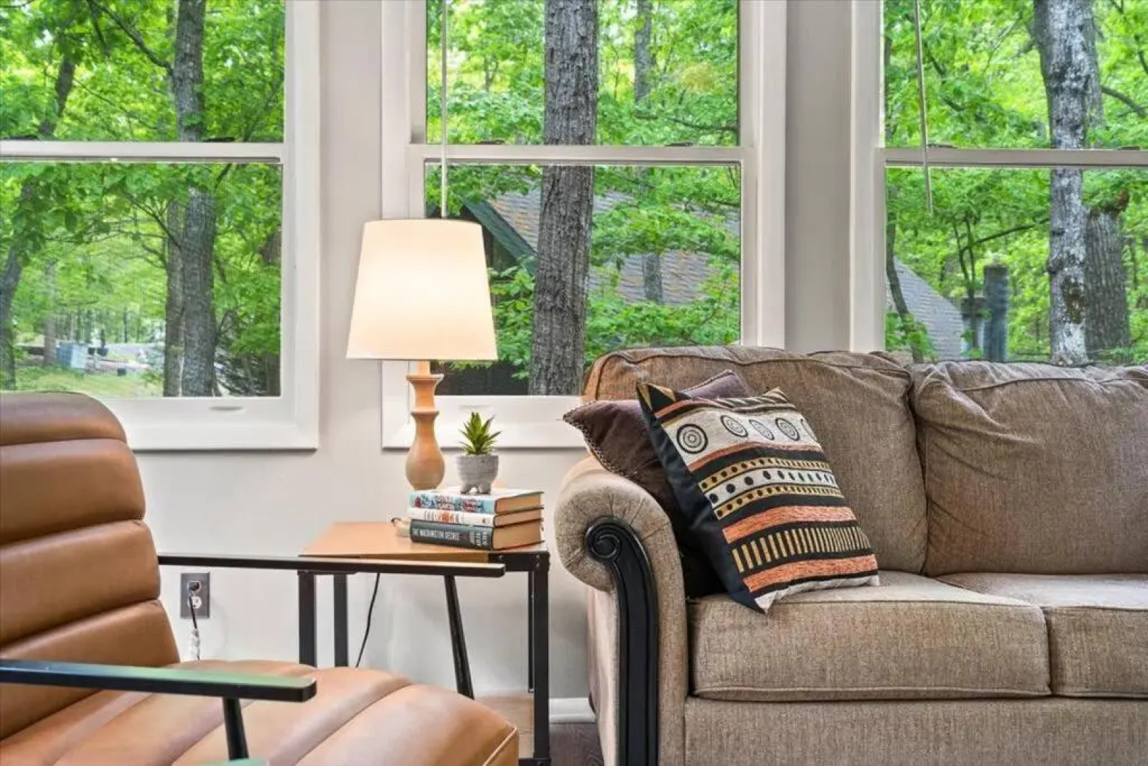 The Gingerbread House: 4 BR chalet, w/ Sunroom/Deck, sleeps 12, modern amenities