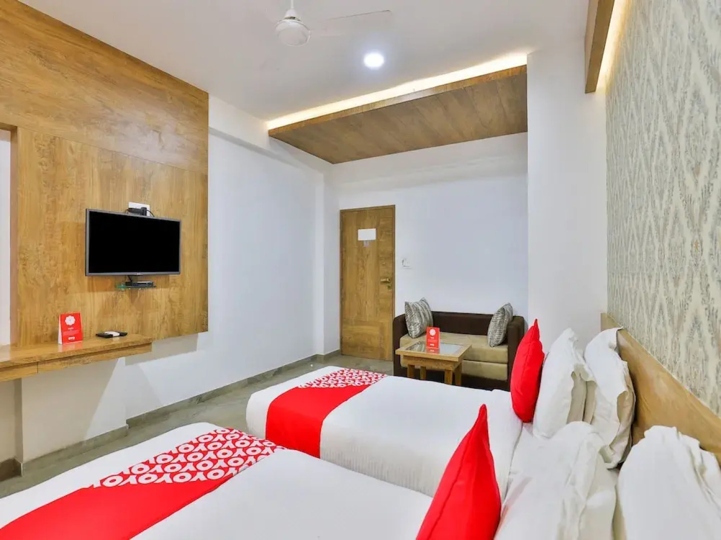 OYO 18585 Hotel Rajdhani