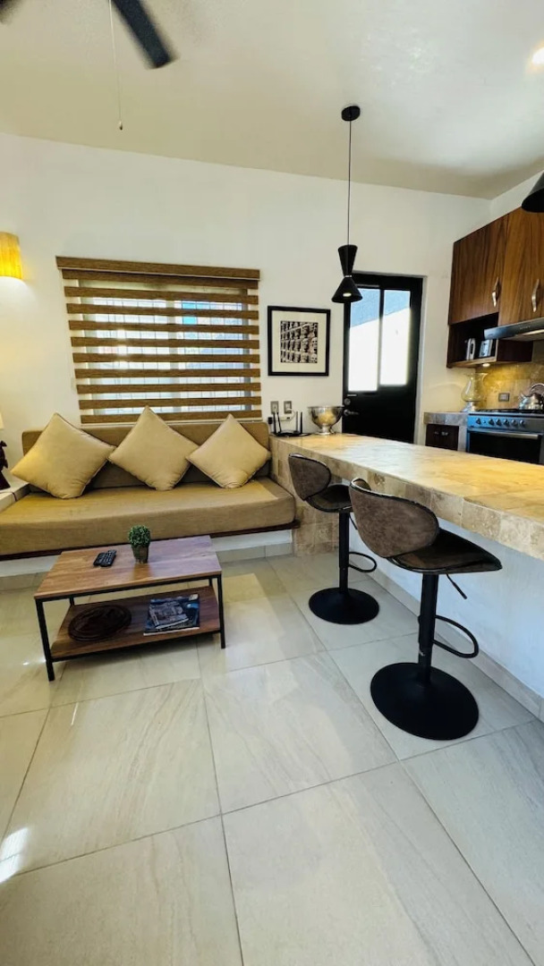 Renovated 1 Bdrm Guest House -walk to Everything -bikes -gym - Pickleball Court