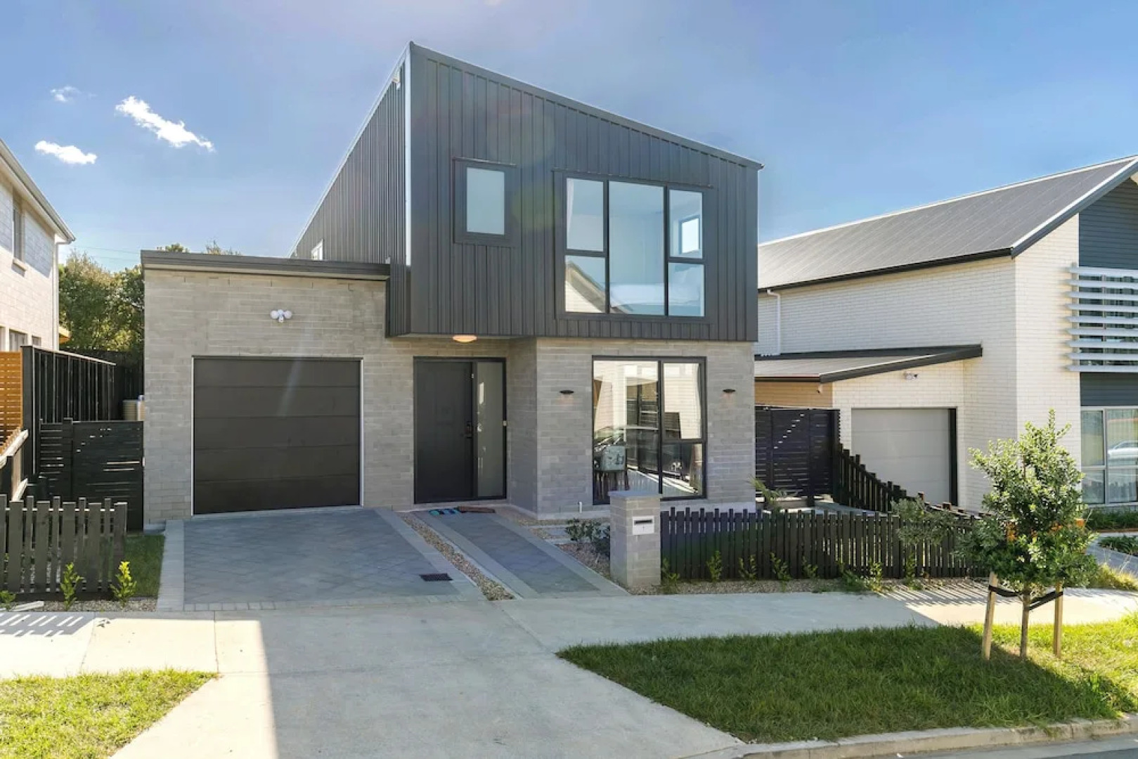 Hero Holiday House L12