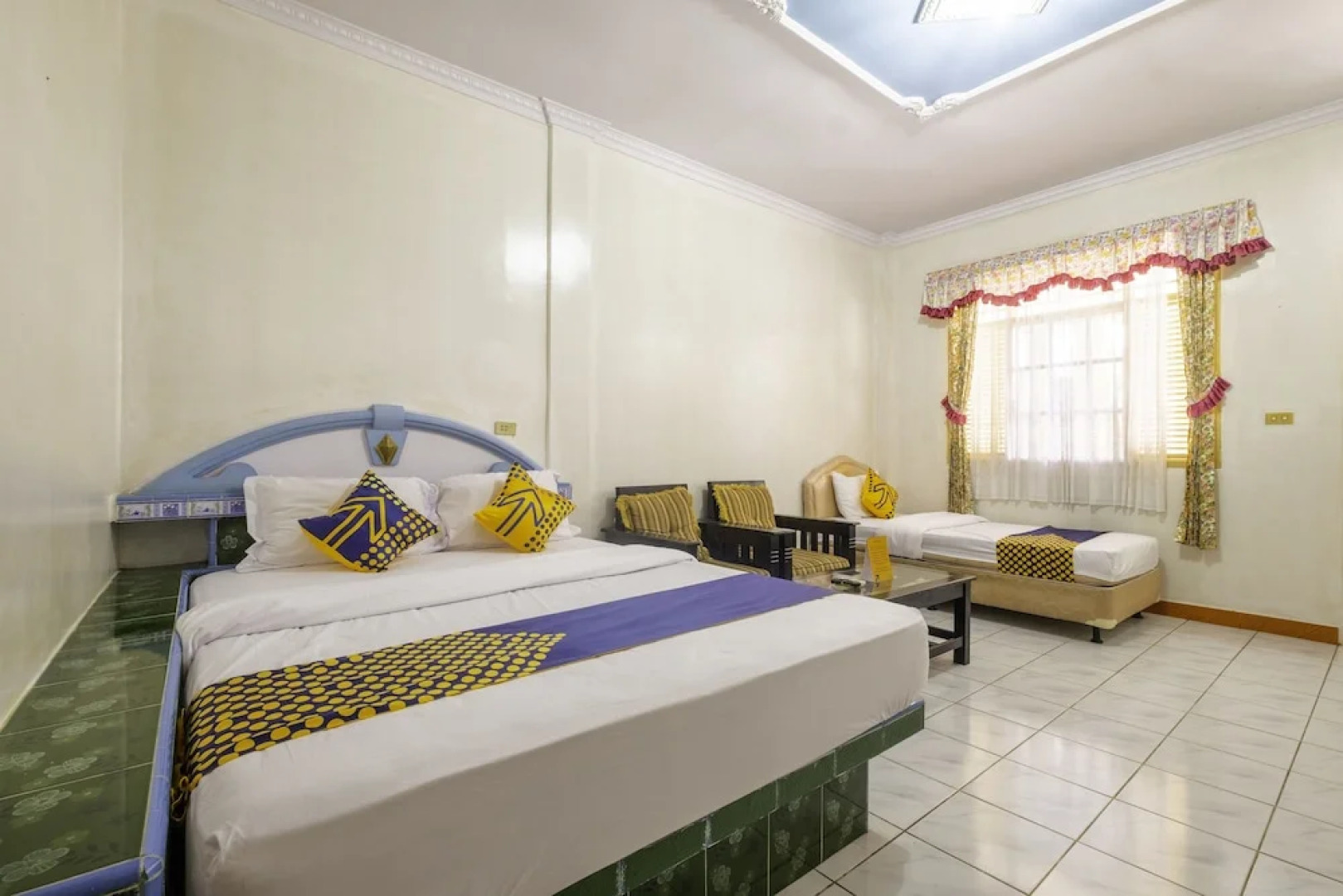 SPOT ON 1896 Hotel Mahkota Pantai